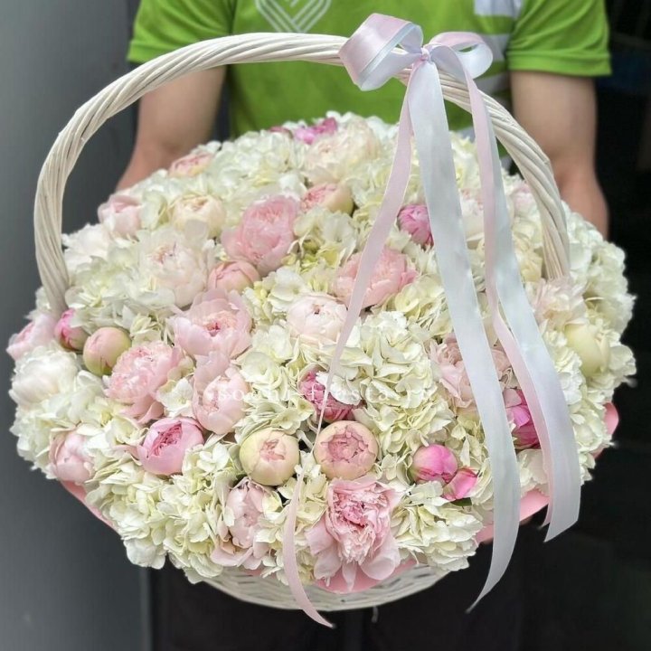 Премиум корзина гортензий и пионов в Смоленске