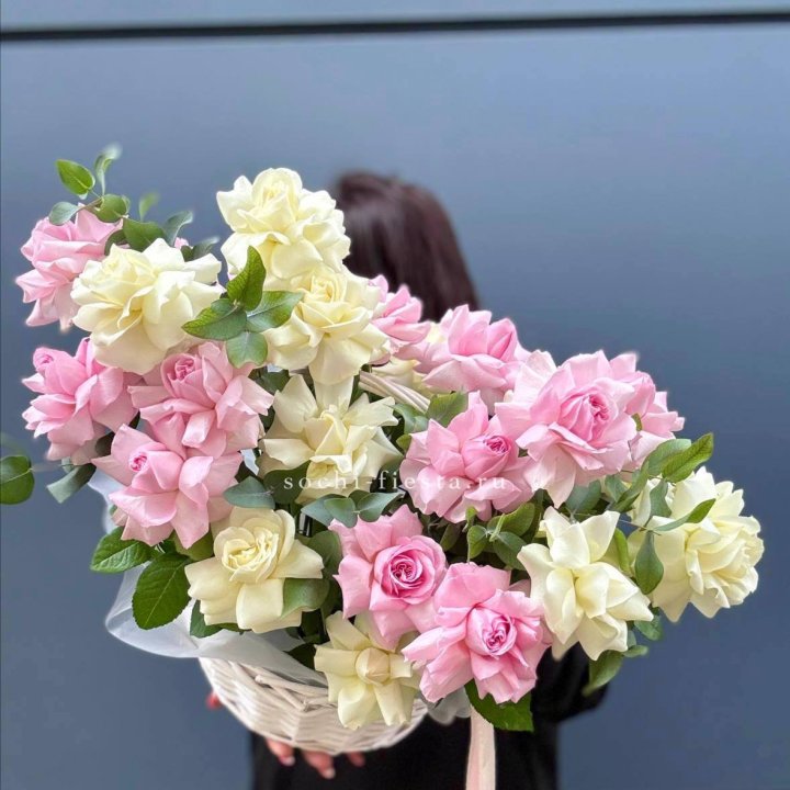 25 Французских роз в корзине в Смоленске