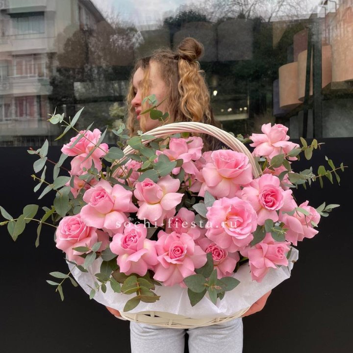 25 роз в цветочной корзине  в Смоленске