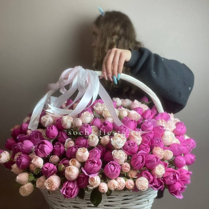 Премиум корзина пионовидных кустовых роз в Смоленске