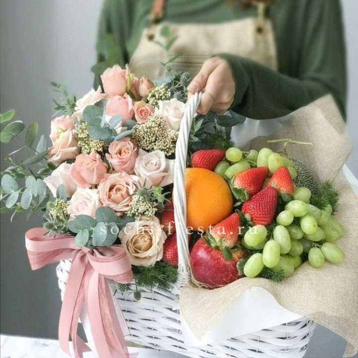 Фруктовая корзина c цветами в Смоленске