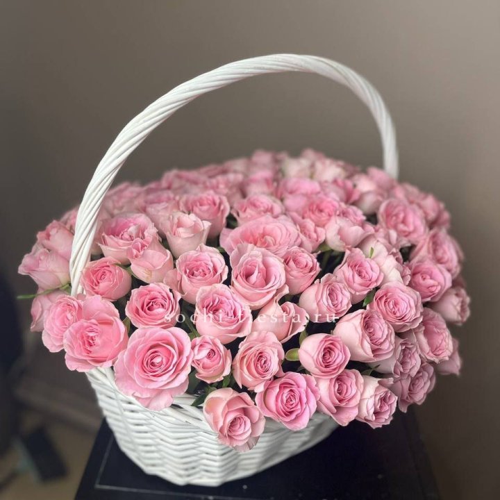 101 розовая роза в корзине в Смоленске