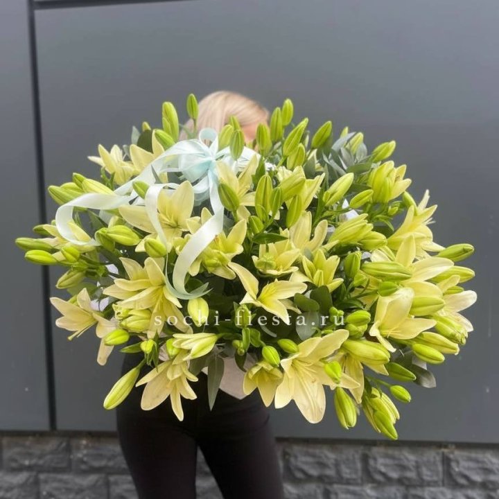 Лилии в корзине в Смоленске
