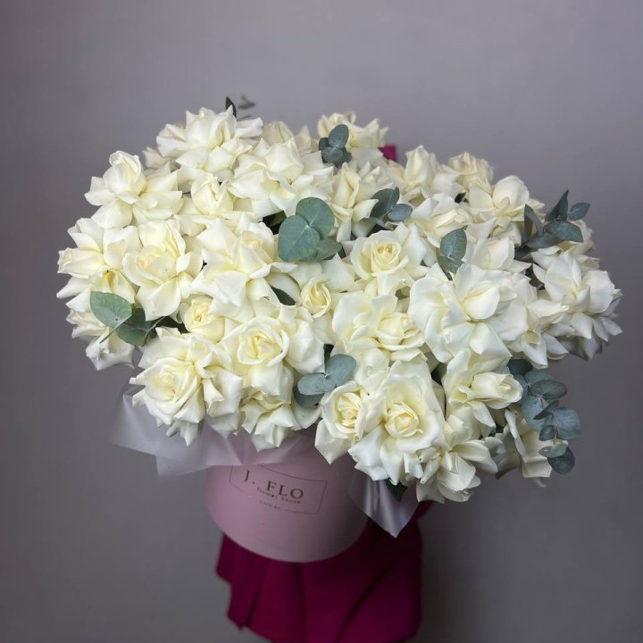 37 белых роз в боксе в Смоленске