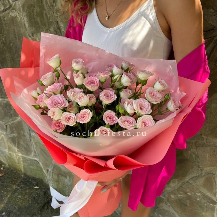 Розовые кустовые розы в Смоленске