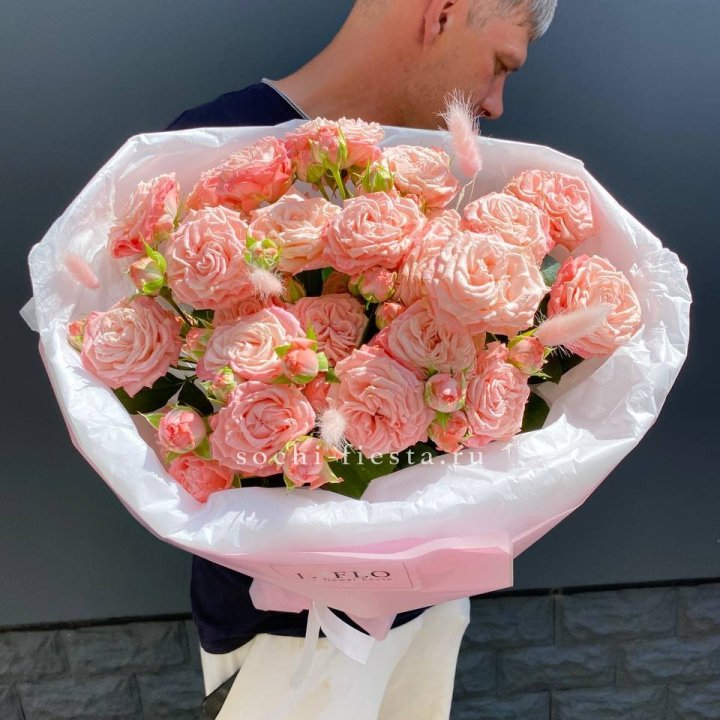 Пионовидные розы Мадам Бомбастик в Смоленске