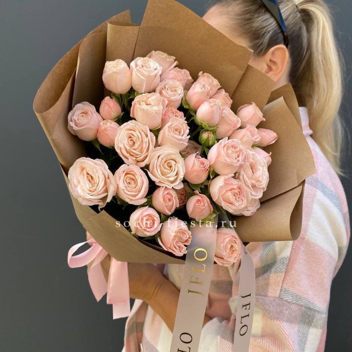 Кустовые розы Бомбастик в крафте в Смоленске