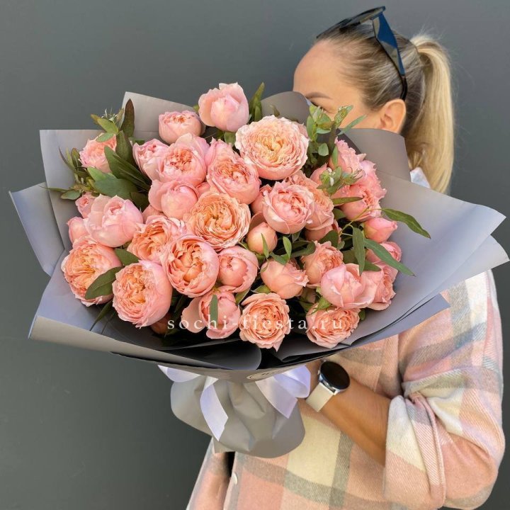 Букет с пионовидными розами "Пивайн" в Смоленске