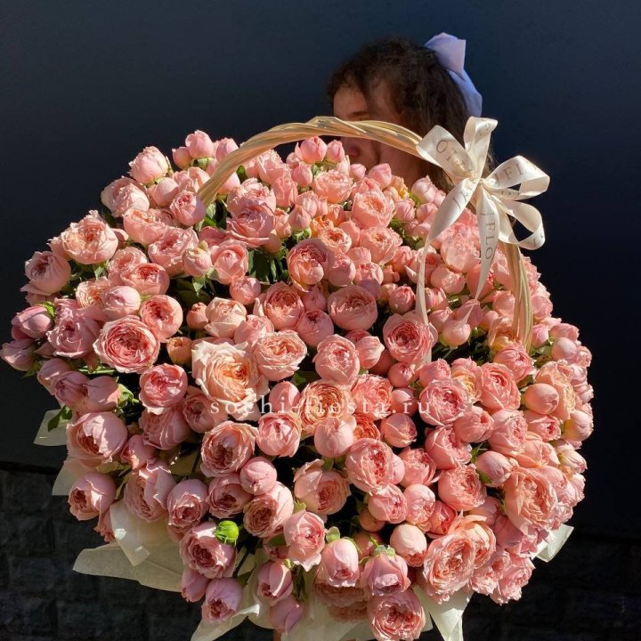 Корзина из пионовидных роз в Смоленске