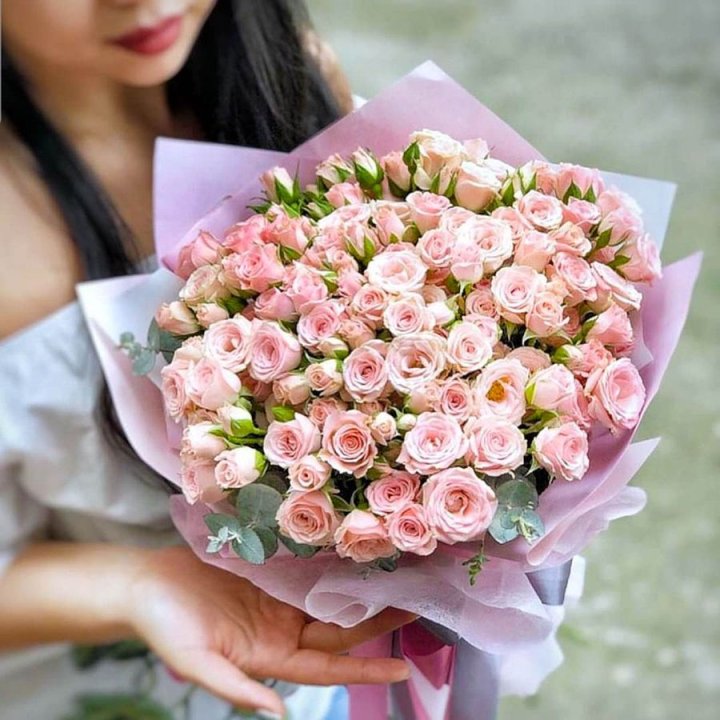 Кустовые розы с эвкалиптом в Смоленске