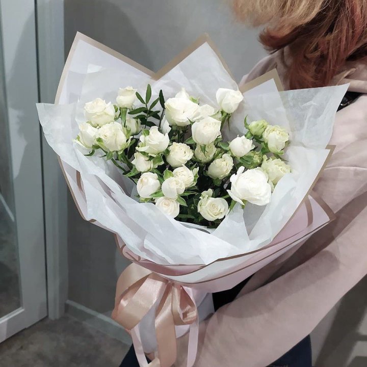 Белоснежные кустовые розы в Смоленске