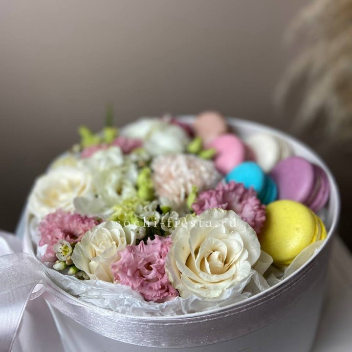 Цветы в цилиндре с макаронс "Прованс" в Смоленске