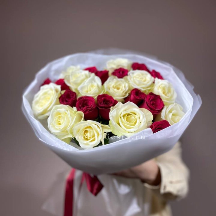 Букет их красных и белых 25 роз в Смоленске
