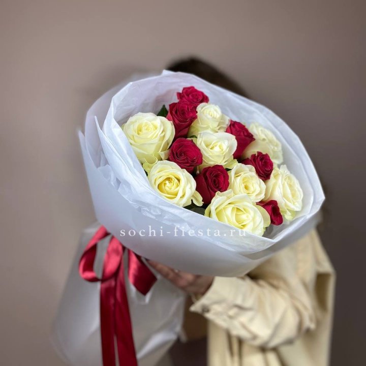 Букет из красных белых 15 роз в Смоленске