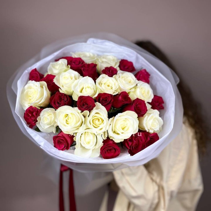 Букет из красных белых 35 роз в Смоленске