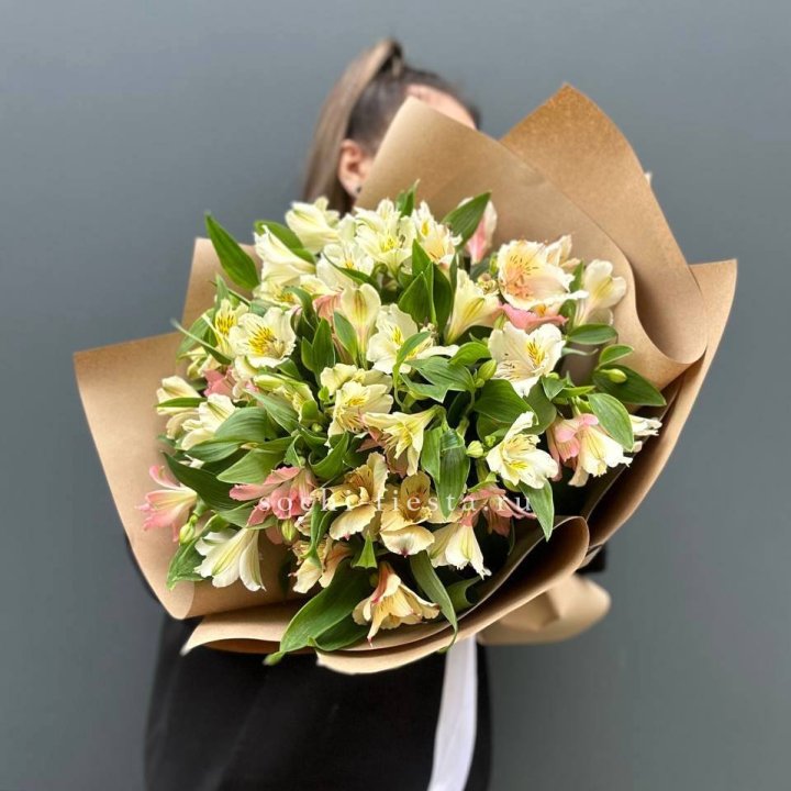 Букет альстромерий в крафте в Смоленске