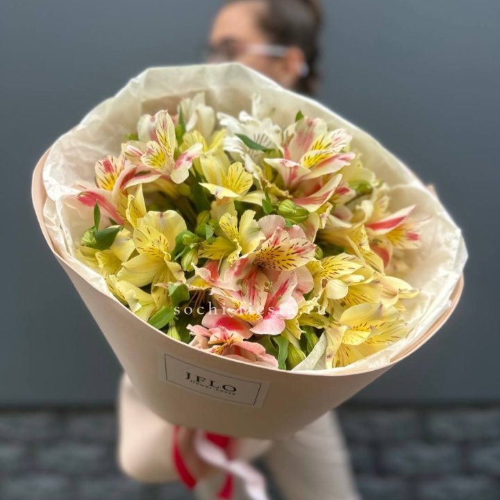 Альстромерии в нежном оформлении в Смоленске