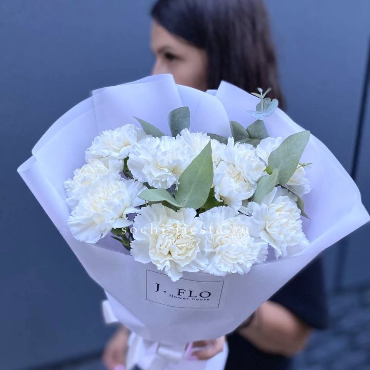 Букет белых диантусов с эвкалиптом в Смоленске