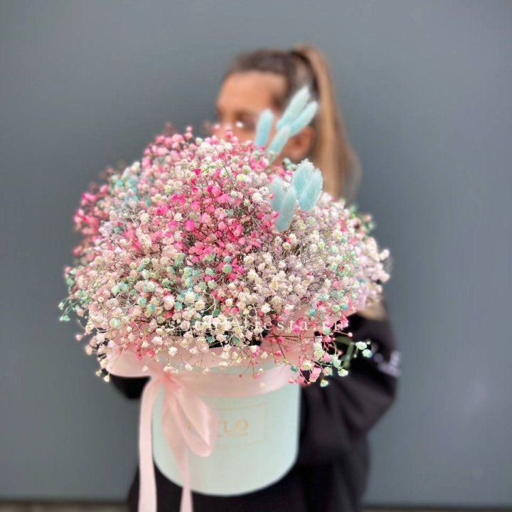 9 Радужных гипсофилы в шляпной коробке в Смоленске