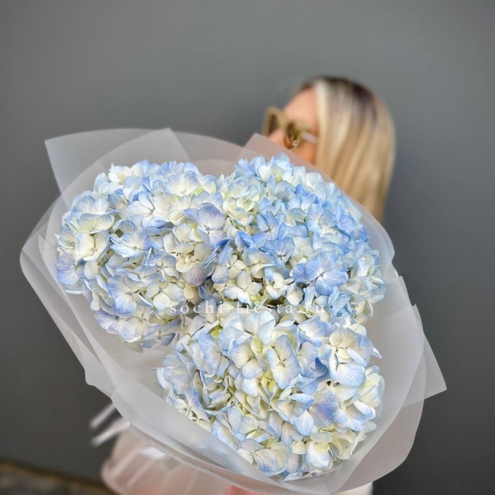 Букет из 3 голубых гортензий  в Смоленске
