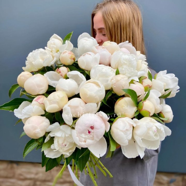 Охапка пионов в Смоленске