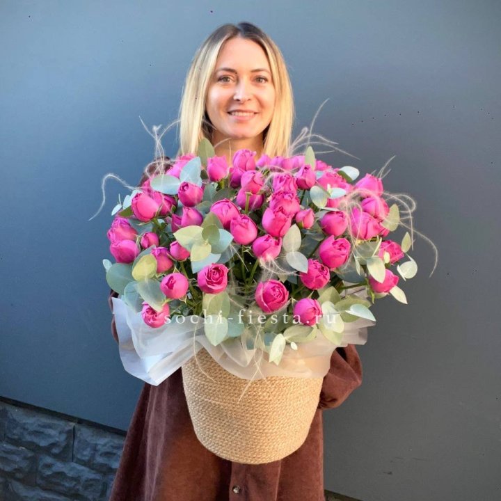 Пионовидные розы  в джутовом кашпо  в Смоленске