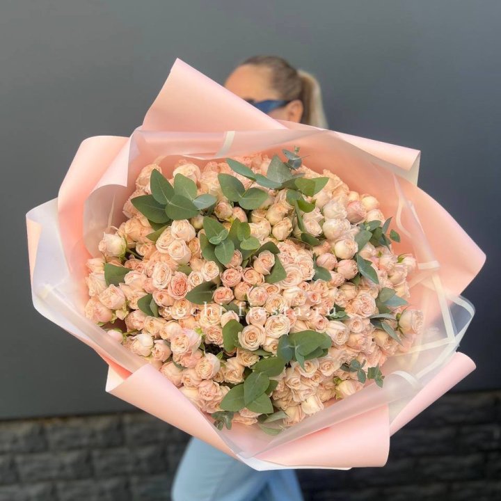 101 кустовая роза с эвкалиптом в Смоленске