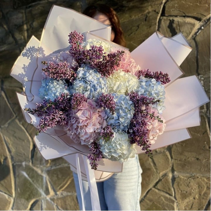 Букет гортензии с сиренью в Смоленске