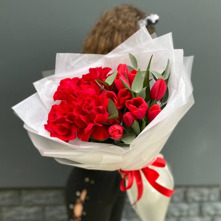 Дуо тюльпаны и розы в Смоленске