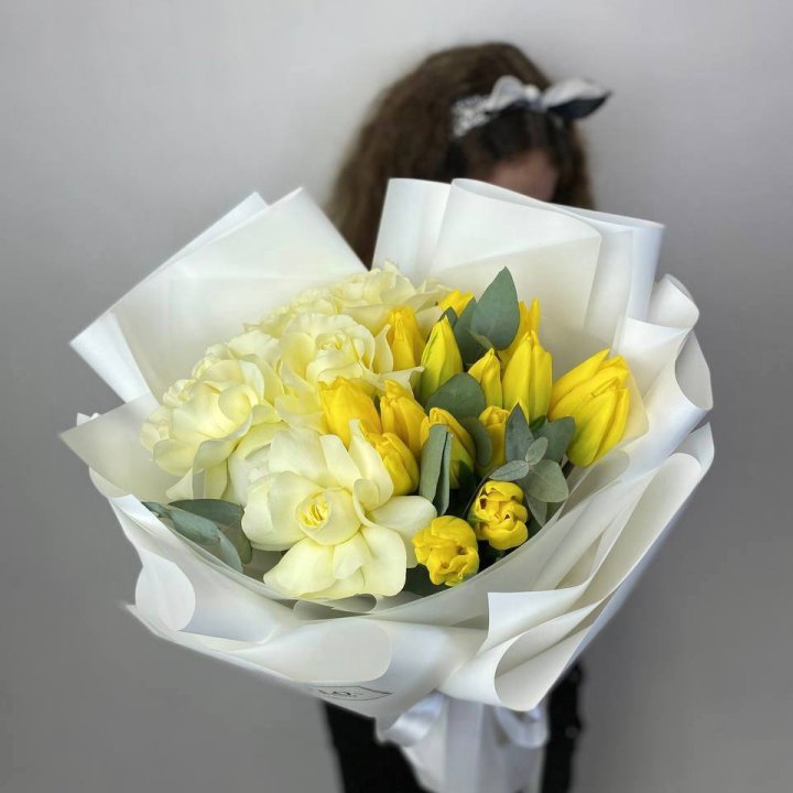 Дуо жёлтые тюльпаны и розы в Смоленске