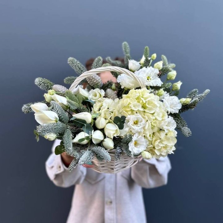 Новогодняя корзина с цветами в Смоленске