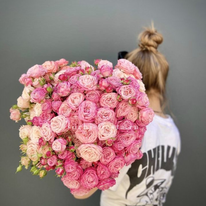 Охапка кустовых роз бомбастик пинк в Смоленске