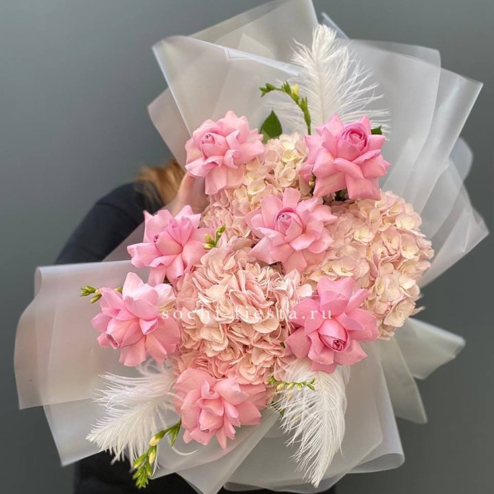  Букет  из гортензий и розовых роз в Смоленске