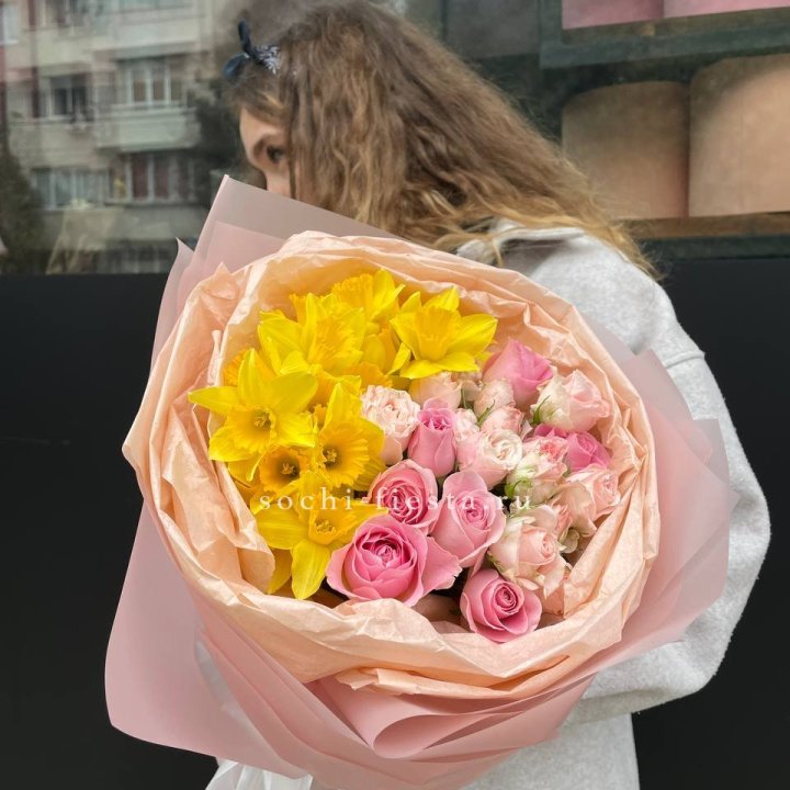 Букет роз и нарциссов в Смоленске