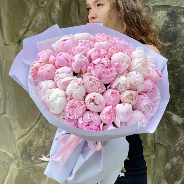 39 нежных пионов в Смоленске