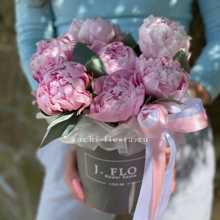 Цилиндр пионов с эвкалиптом в Смоленске