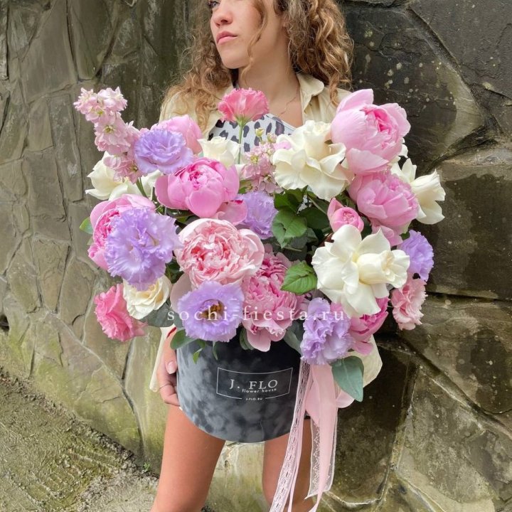 Дизайнерский цилиндр с пионами в Смоленске