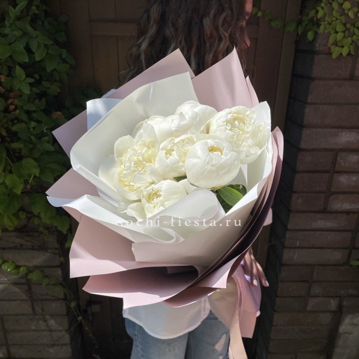 9 белоснежных пионов в Смоленске