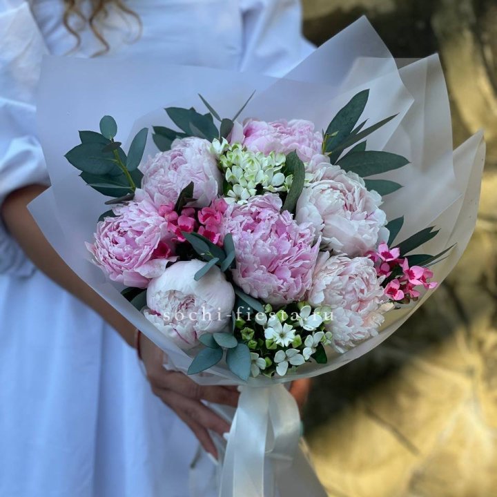 7 зефирных пионов с эвкалиптом в Смоленске