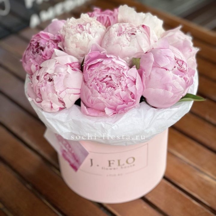 Цилиндр с пионами "Лилу" в Смоленске