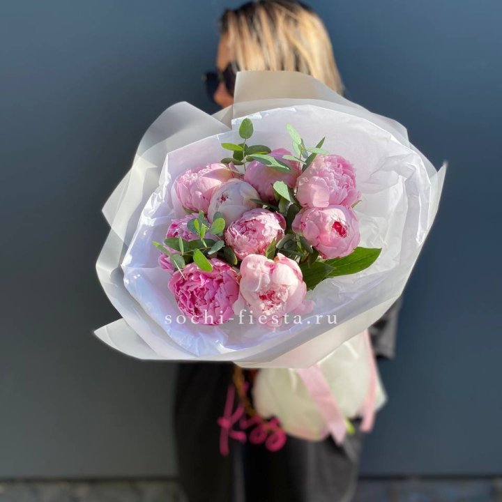 9 пионов с эвкалиптом в Смоленске