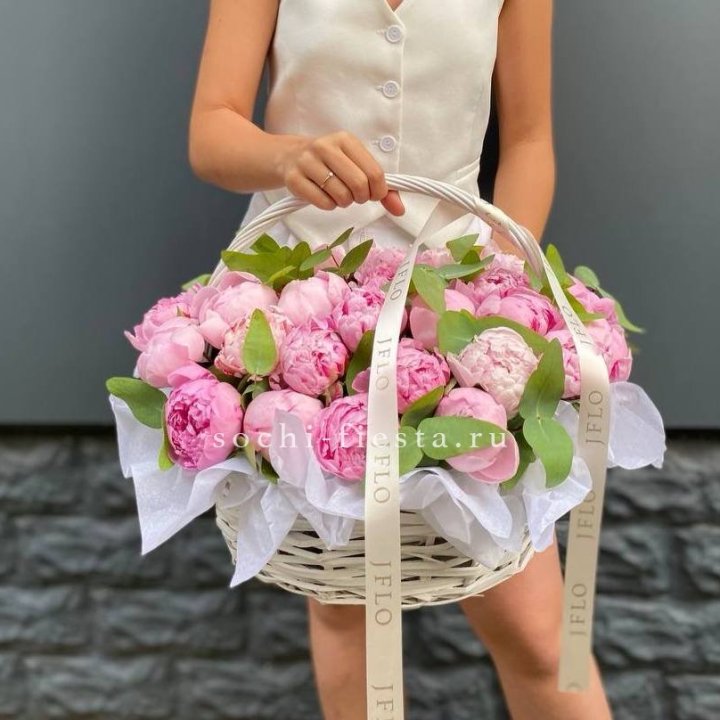 29 пионов в корзине в Смоленске