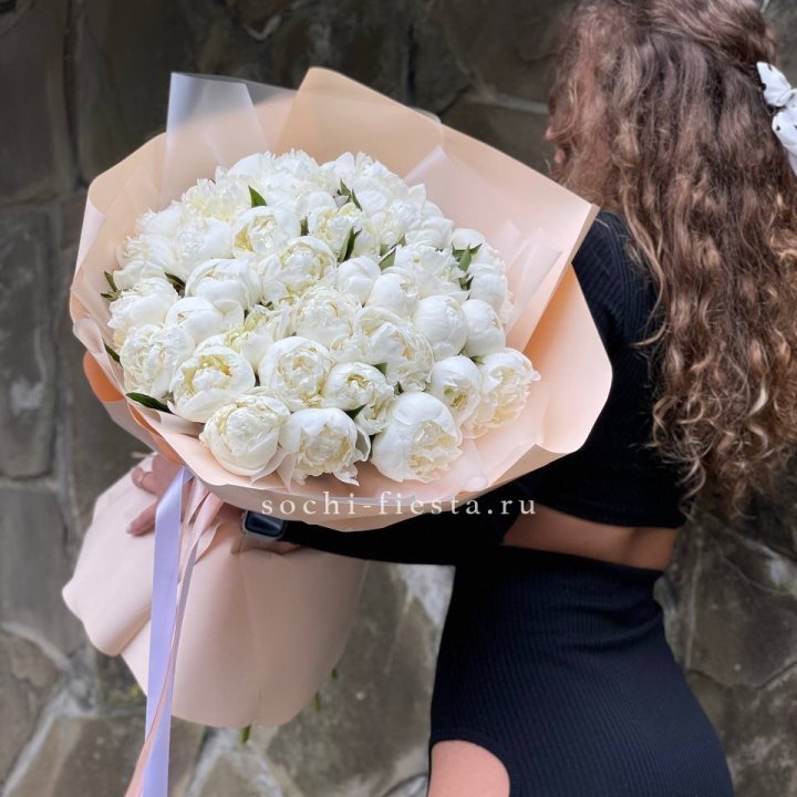 35 белых пион в Смоленске