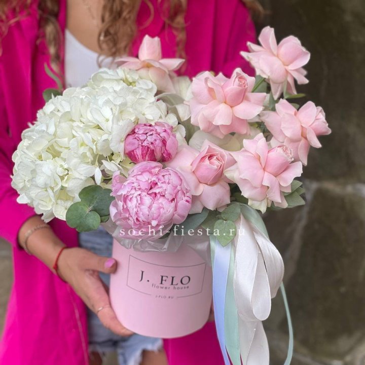 Цилиндр с пионами "Алисия" в Смоленске