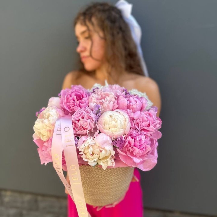 15 пионов в джутовом кашпо в Смоленске