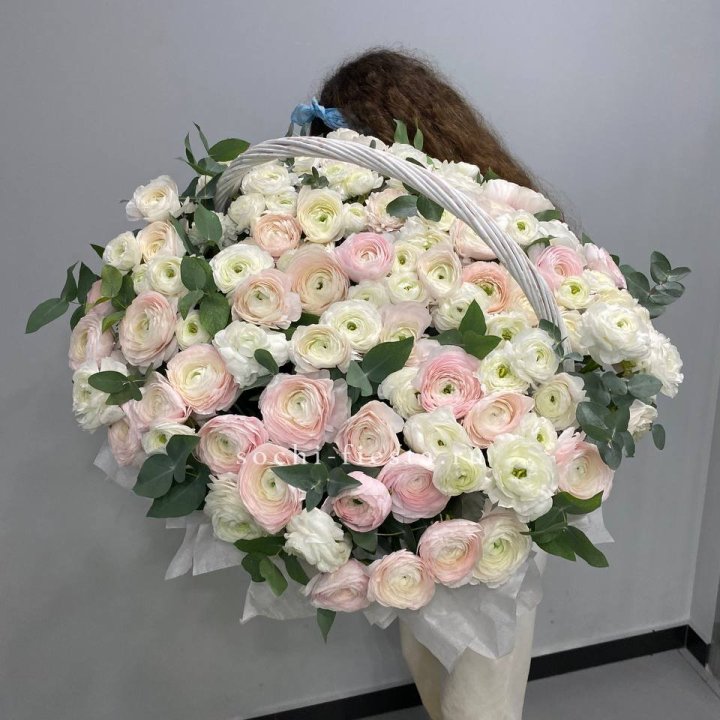 Ранункулюсы в корзине в Смоленске