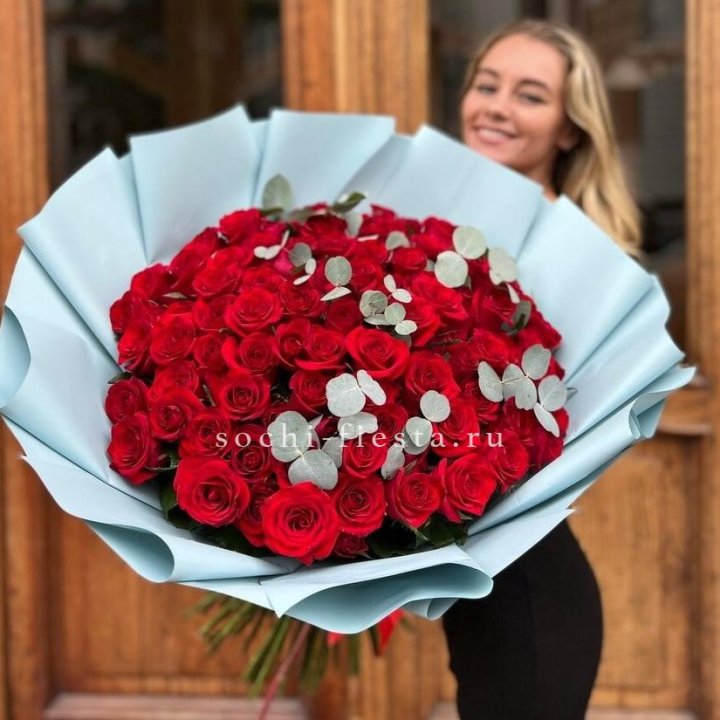 101 красная роза с эвкалиптом в Смоленске