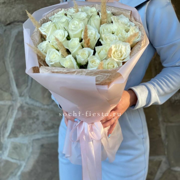 25 белых роз с сухоцветами в Смоленске