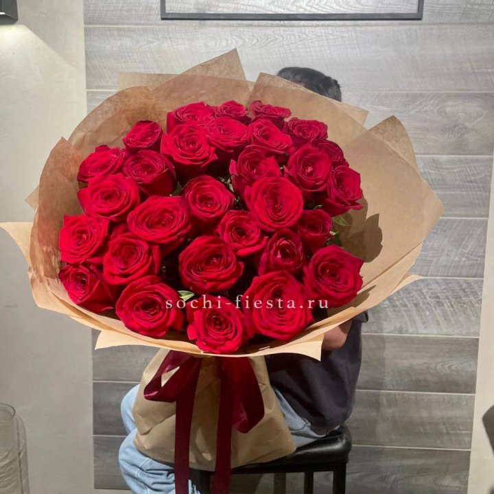 37 красных роз в крафте в Смоленске