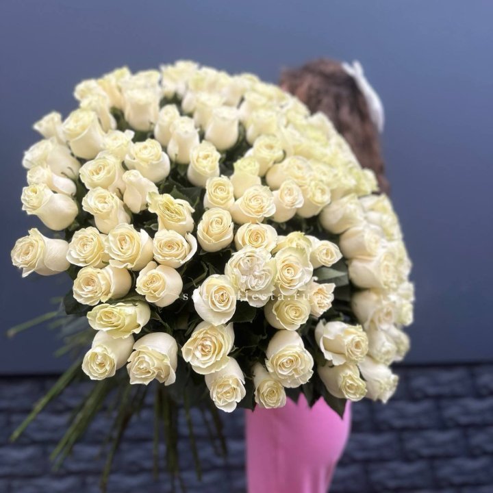 101 белая высокая импортная роза под ленту в Смоленске